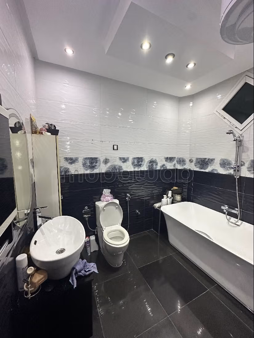 Somptueuse maison à vendre à Ismalia. 5 belles chambres. Places de stationnement et terrasse.