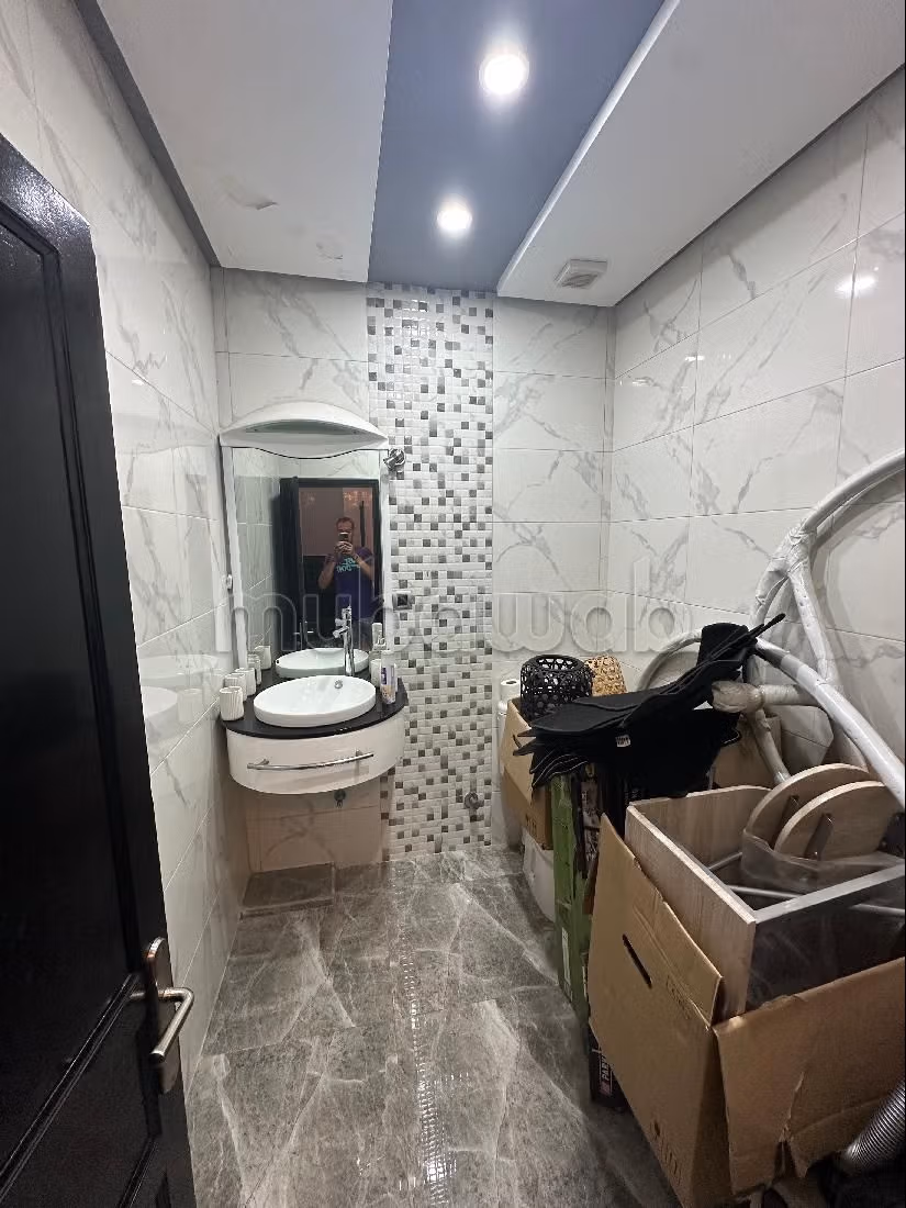 Somptueuse maison à vendre à Ismalia. 5 belles chambres. Places de stationnement et terrasse.