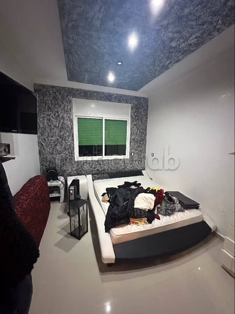 Somptueuse maison à vendre à Ismalia. 5 belles chambres. Places de stationnement et terrasse.