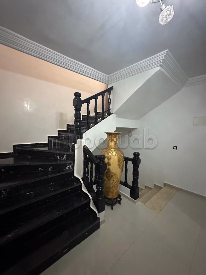 Somptueuse maison à vendre à Ismalia. 5 belles chambres. Places de stationnement et terrasse.