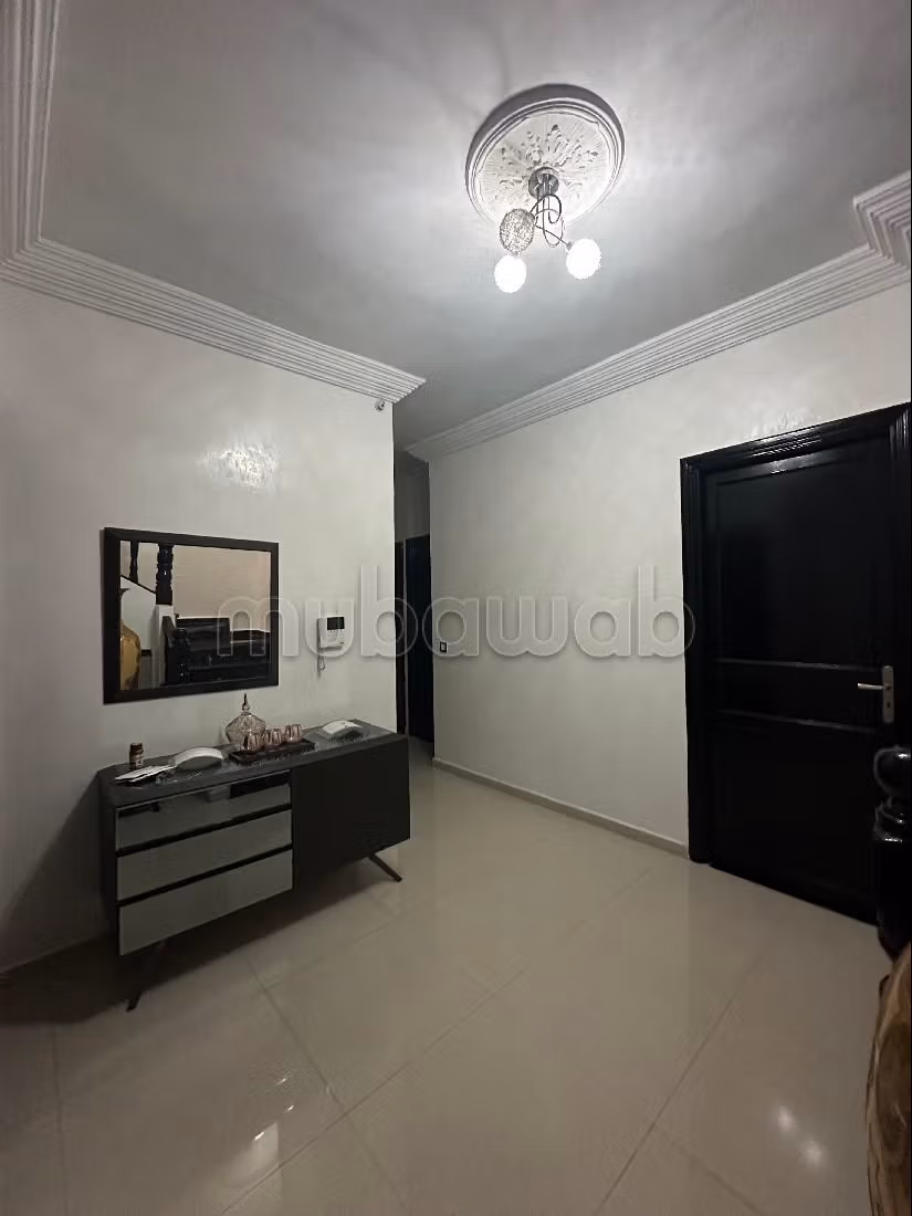 Somptueuse maison à vendre à Ismalia. 5 belles chambres. Places de stationnement et terrasse.