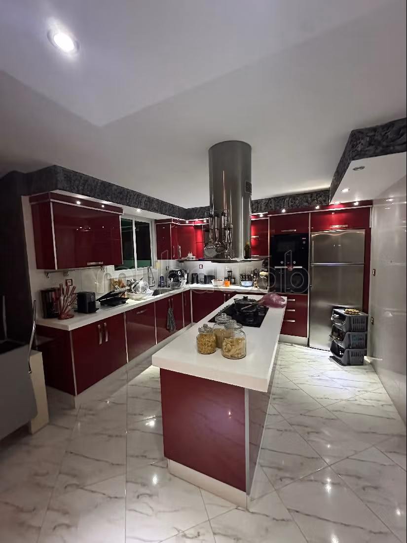 Somptueuse maison à vendre à Ismalia. 5 belles chambres. Places de stationnement et terrasse.