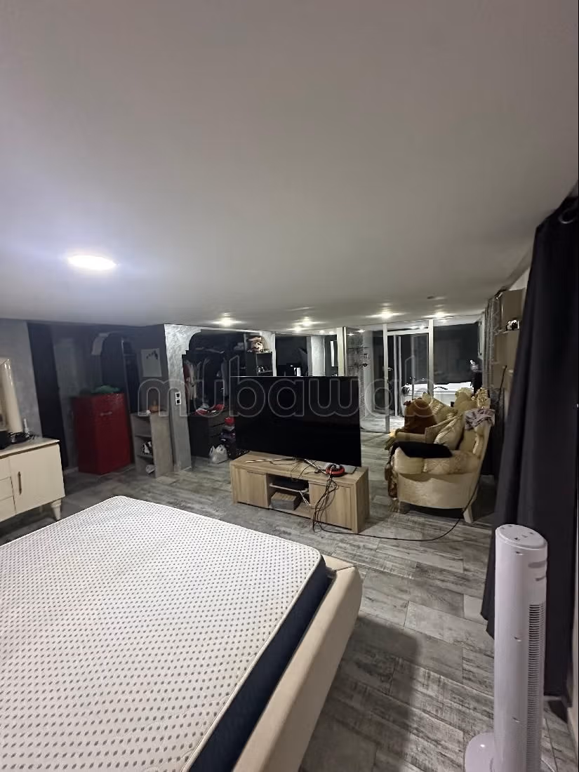 Somptueuse maison à vendre à Ismalia. 5 belles chambres. Places de stationnement et terrasse.