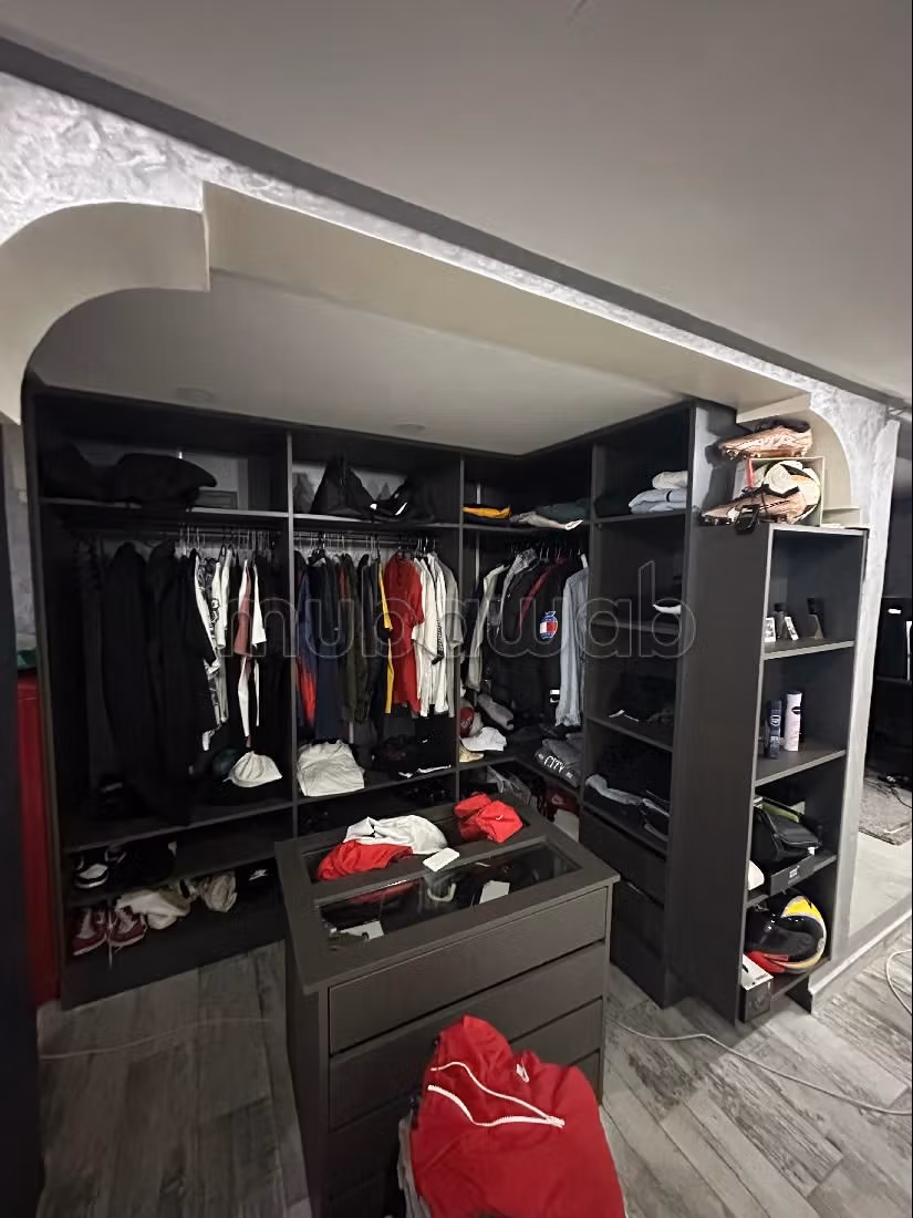 Somptueuse maison à vendre à Ismalia. 5 belles chambres. Places de stationnement et terrasse.