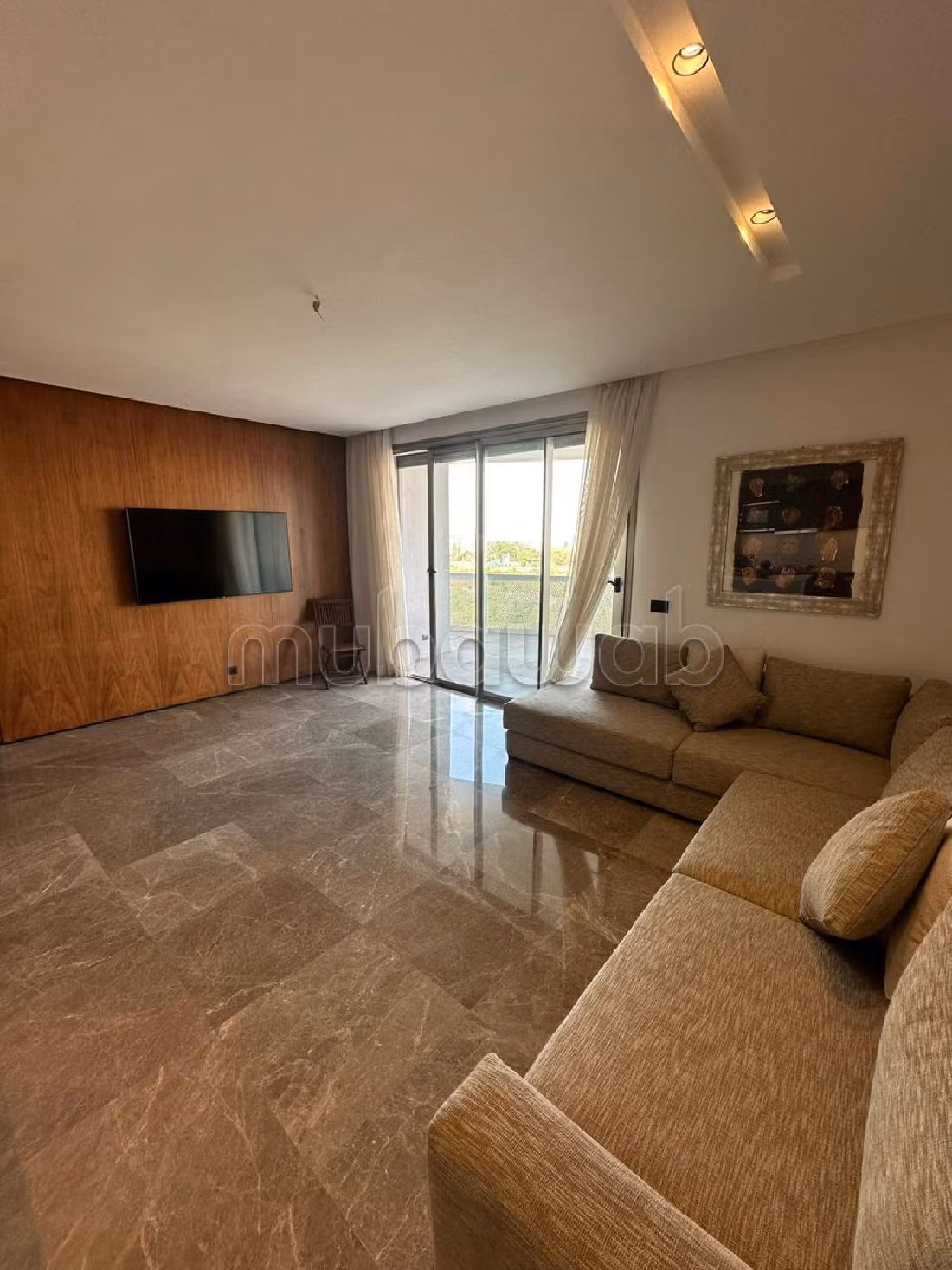 Very nice apartment for rent in Casablanca Finance City. 1 room. Ample storage space. 