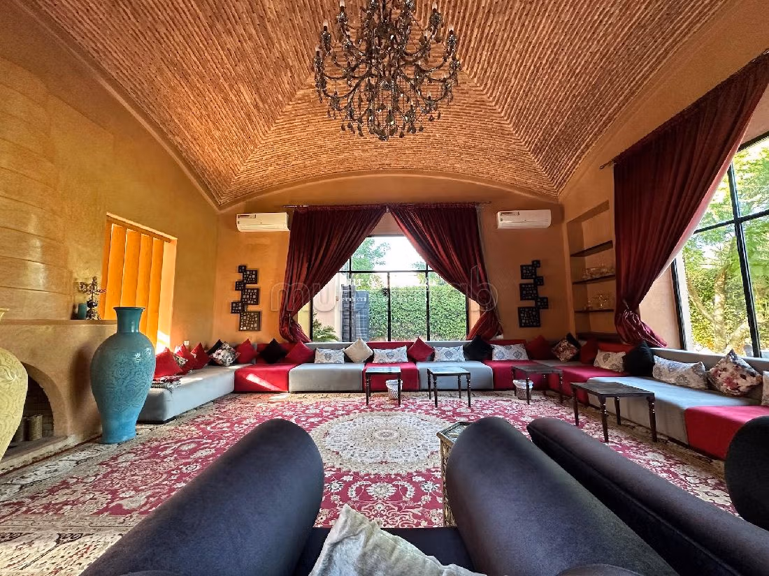 منزل ممتاز للبيع بأملكيس. 4 غرف جميلة. مكيف