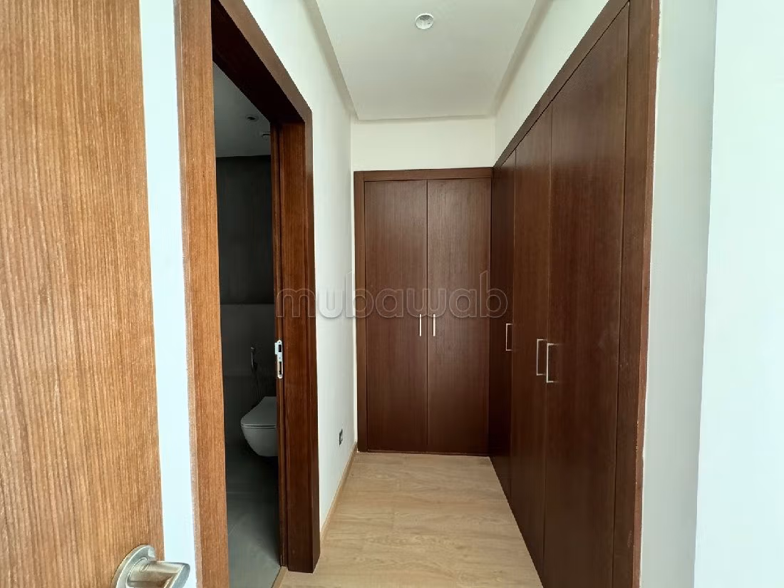 Appartementen om te huren in Souissi. 2 Kamers. Verstevigde deur en satellietschotel. 