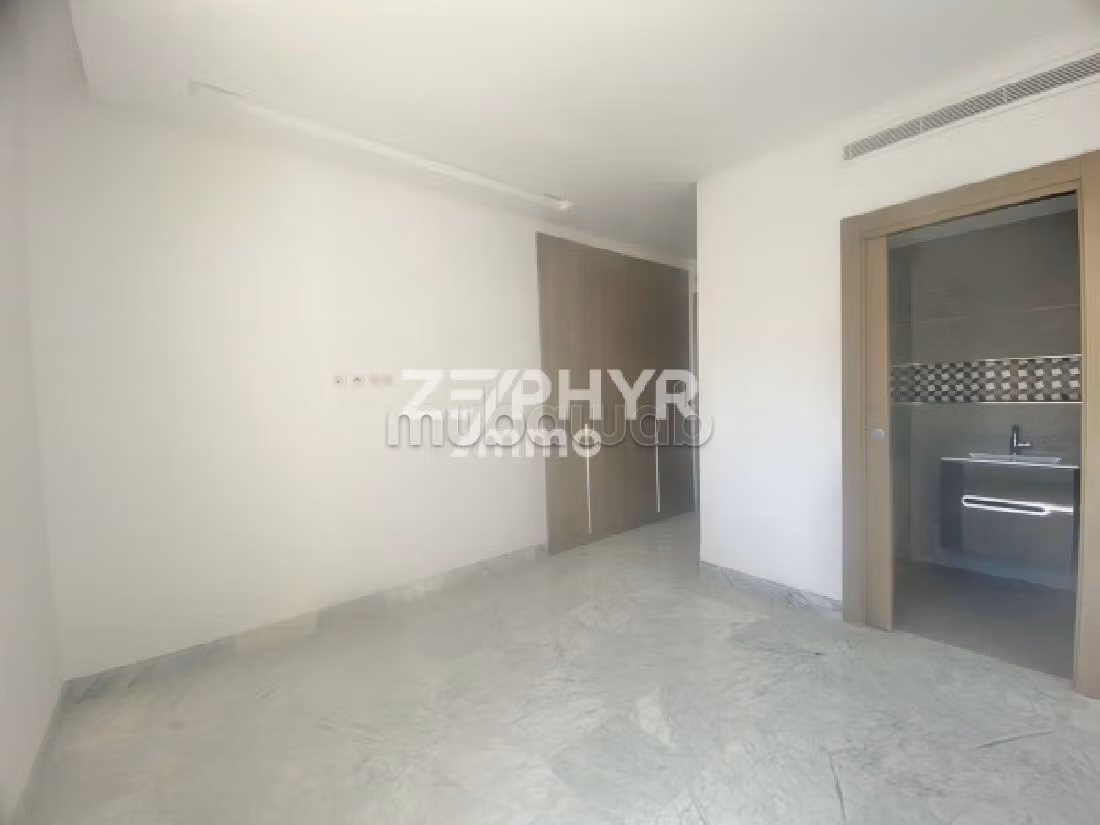 Beautiful apartment for sale in Les Berges Du Lac 2. Total area 312 m². Large terrace. 