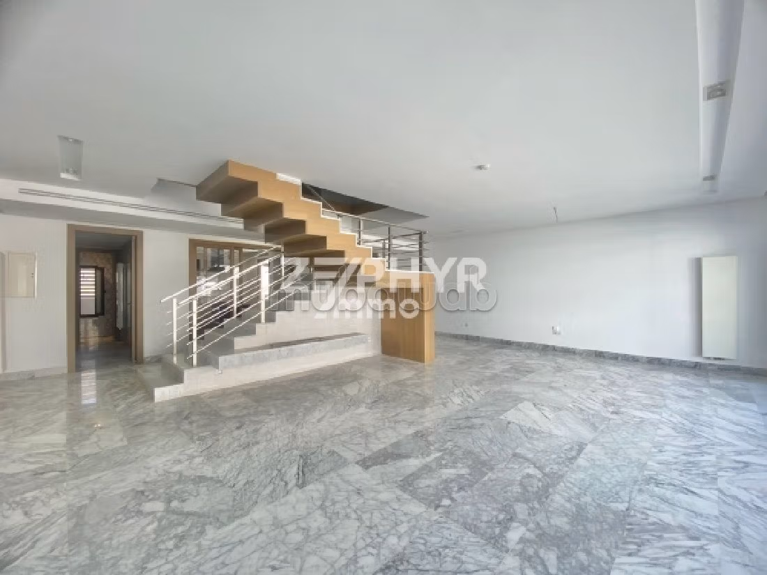 Beautiful apartment for sale in Les Berges Du Lac 2. Total area 312 m². Large terrace. 
