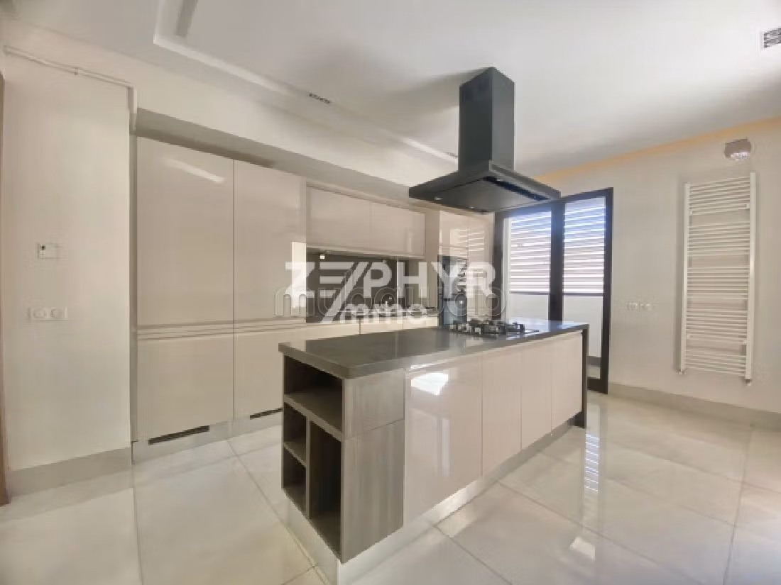 Beautiful apartment for sale in Les Berges Du Lac 2. Total area 312 m². Large terrace. 