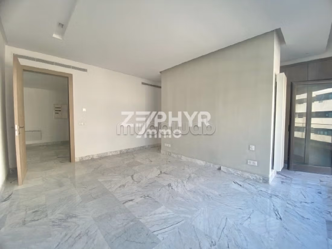 Beautiful apartment for sale in Les Berges Du Lac 2. Total area 312 m². Large terrace. 