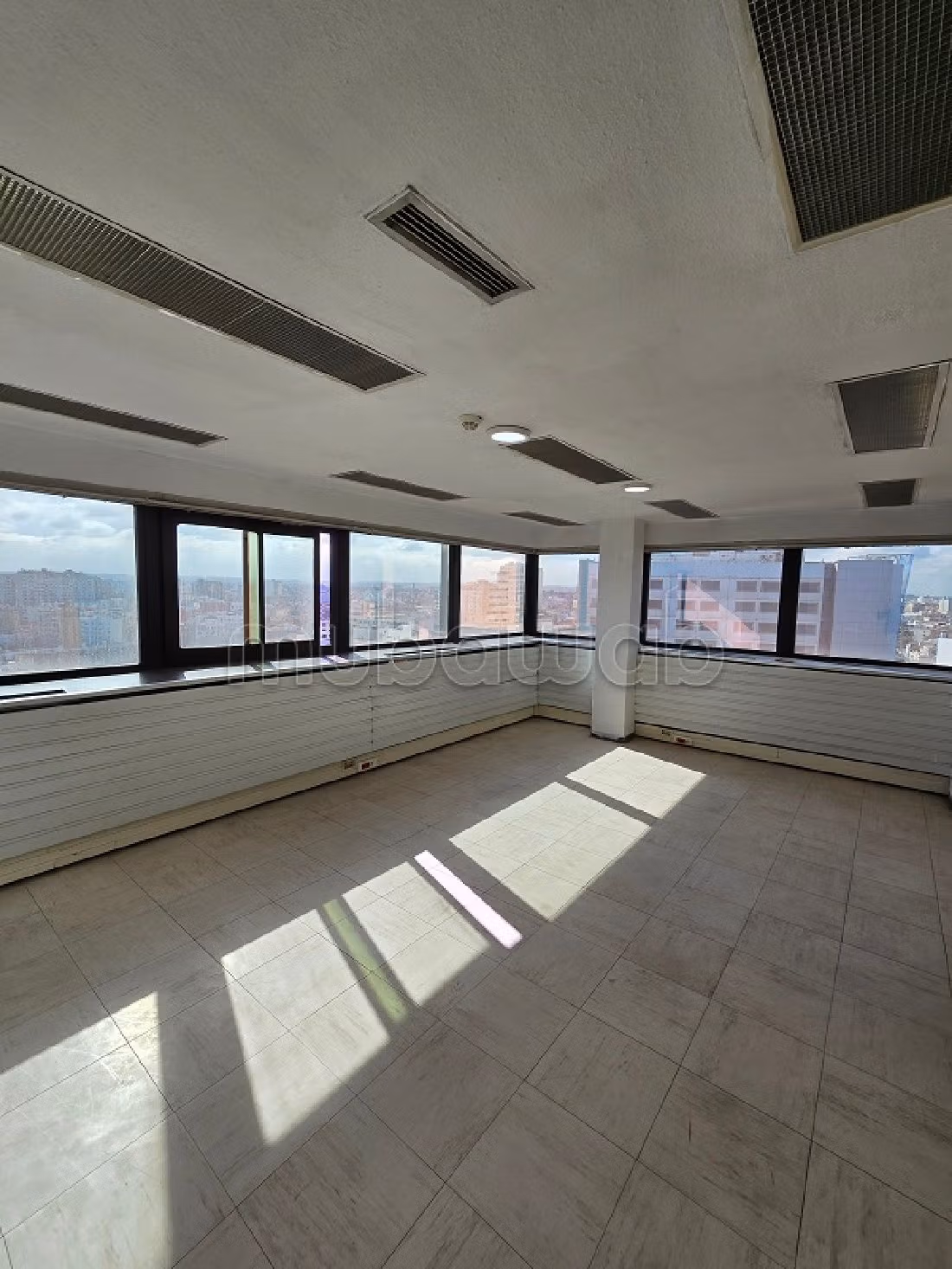 Oficinas en alquiler en Centre Ville. Dimensión 98 m². Servicio de conserjería y aire condicionado. 