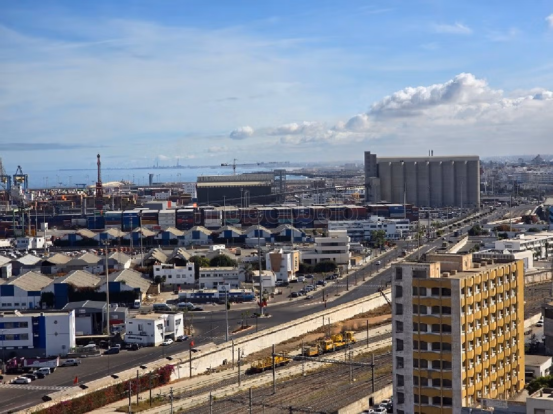 Oficinas en alquiler en Centre Ville. Dimensión 98 m². Servicio de conserjería y aire condicionado. 