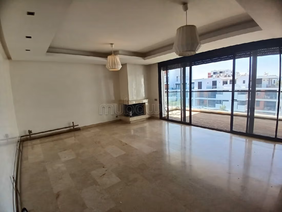 Bel appartement en location à Souissi. Superficie 250 m². Cheminée et service de conciergerie