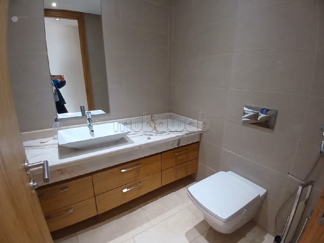 Bel appartement en location à Souissi. Superficie 250 m². Cheminée et service de conciergerie