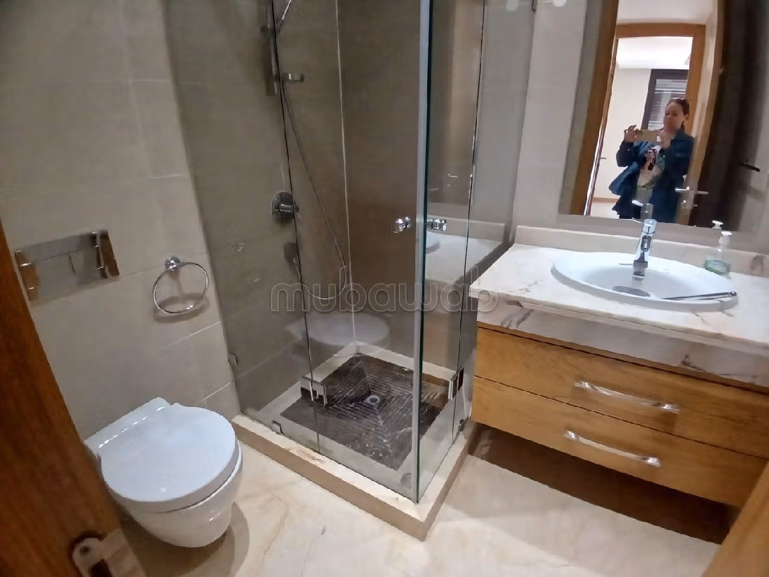 Bel appartement en location à Souissi. Superficie 250 m². Cheminée et service de conciergerie