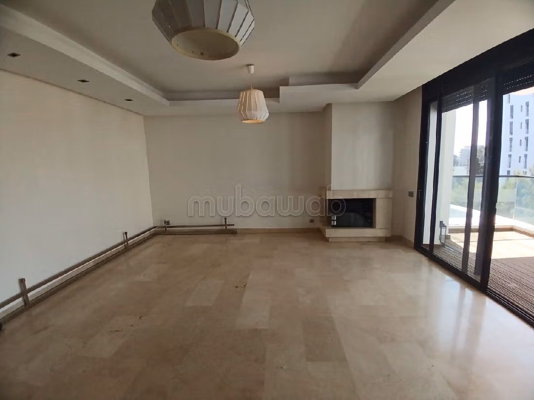 Bel appartement en location à Souissi. Superficie 250 m². Cheminée et service de conciergerie