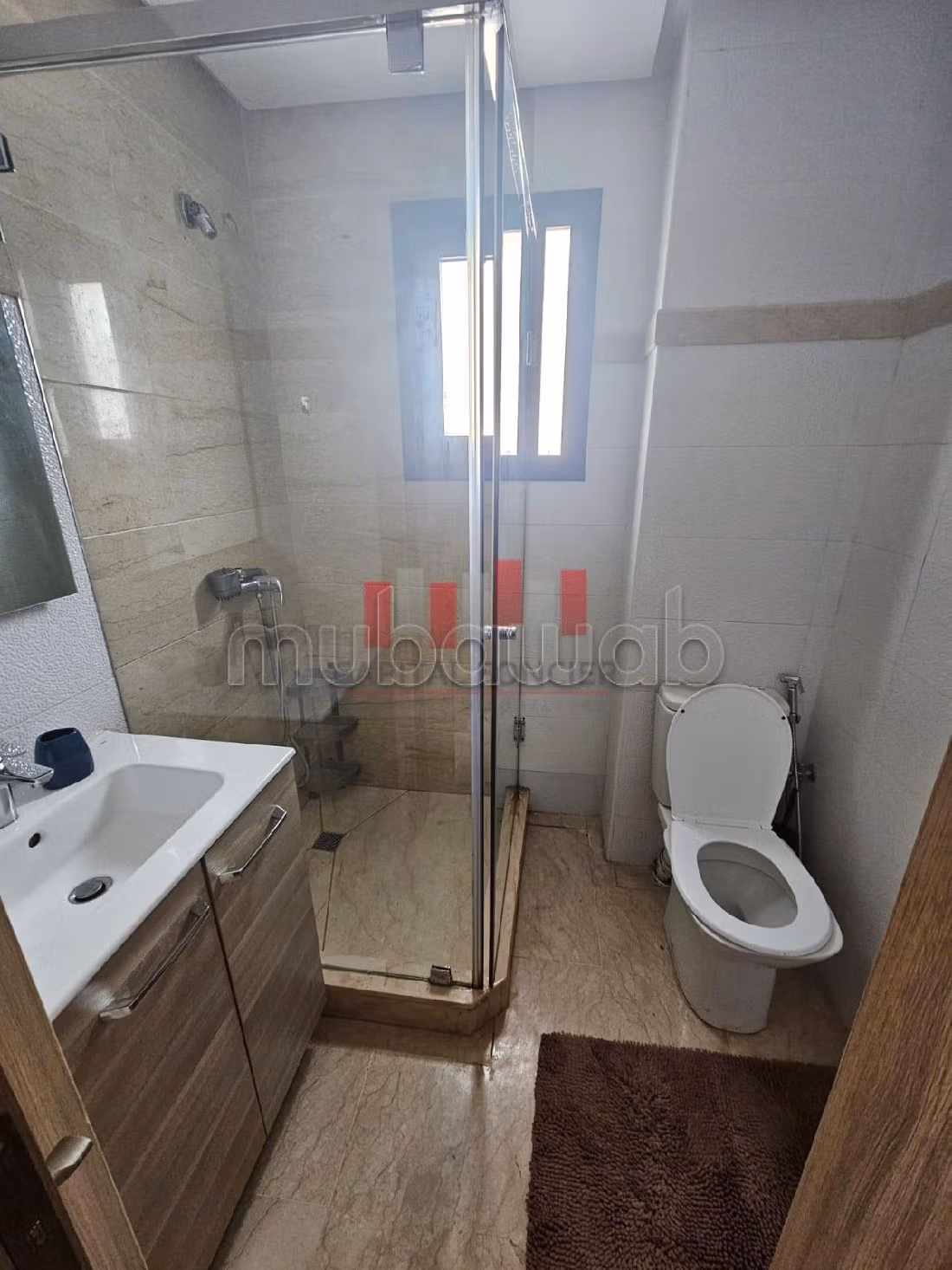 Appartement à louer à Bourgogne Ouest. 
2 chambres agréables. 
Meublé