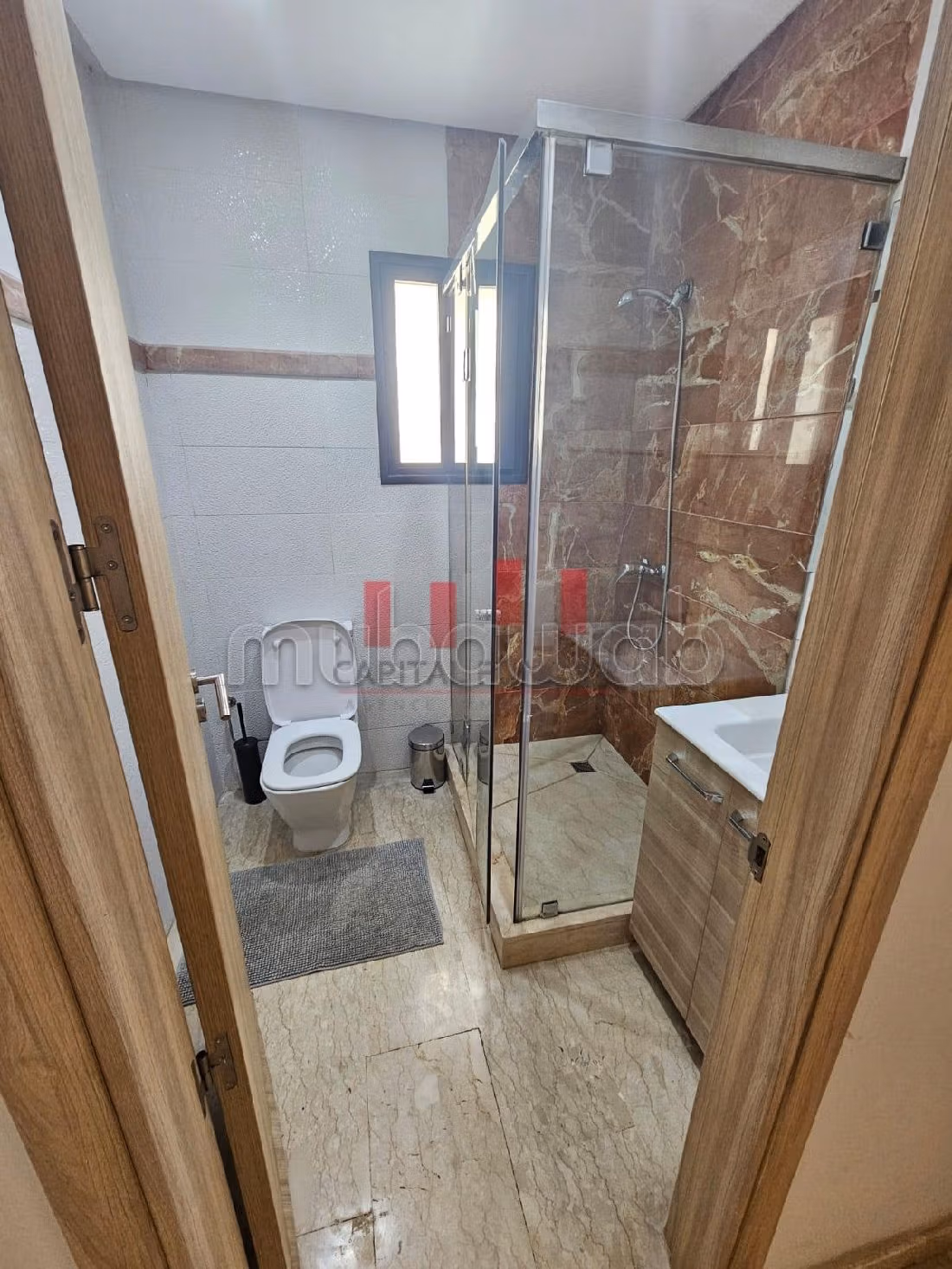 Appartement à louer à Bourgogne Ouest. 
2 chambres agréables. 
Meublé