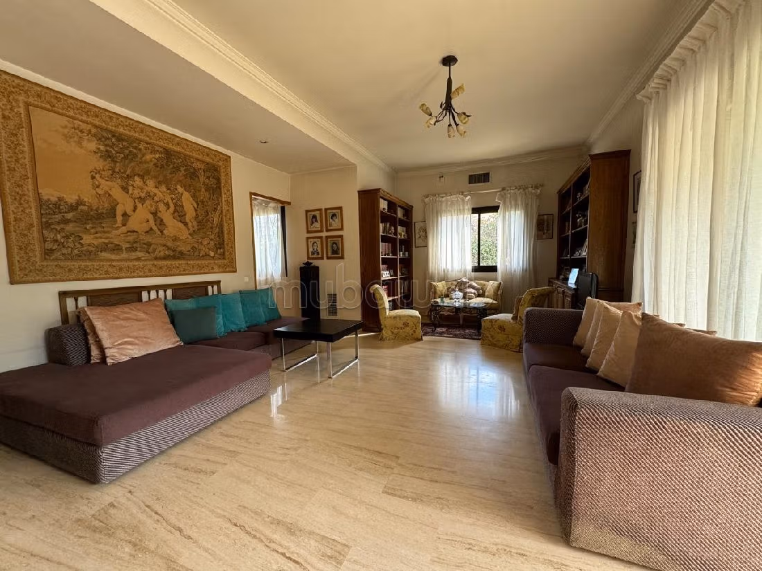 فيلا جميلة للبيع بعين الذياب. 8 قطع كبيرة. أماكن لوقوف السيارات وحديقة جميلة. 