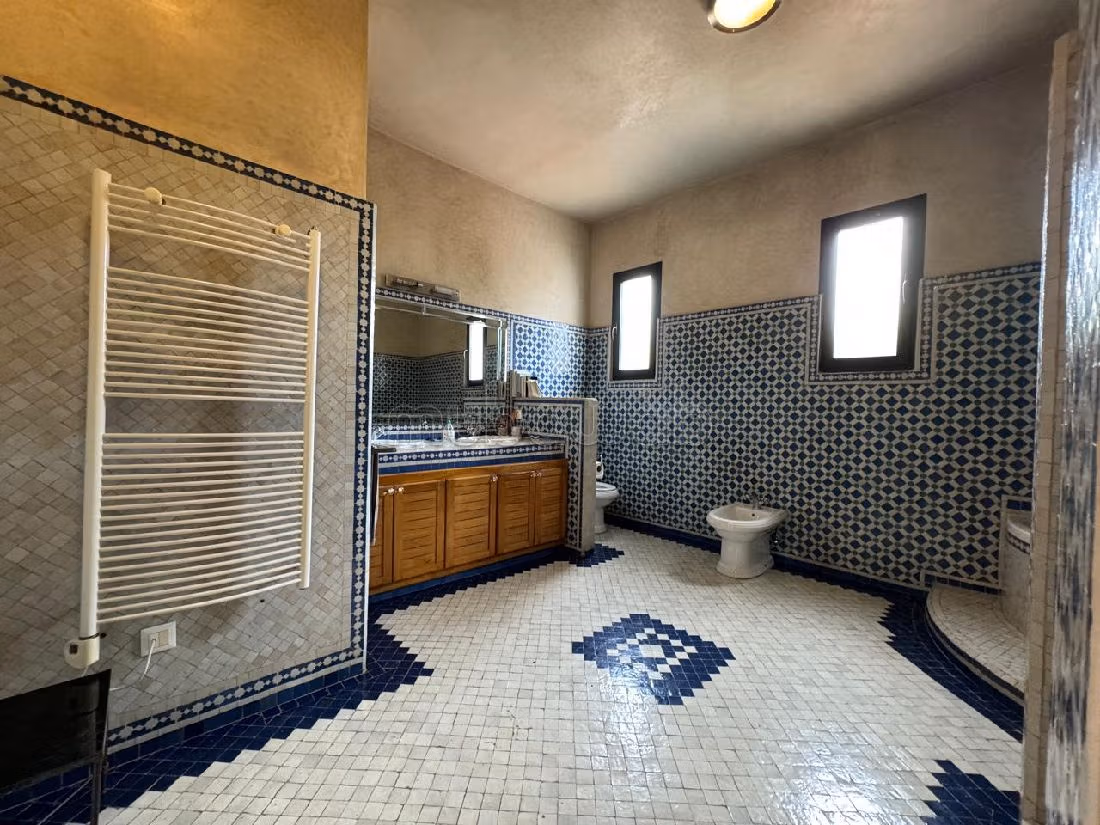 فيلا جميلة للبيع بعين الذياب. 8 قطع كبيرة. أماكن لوقوف السيارات وحديقة جميلة. 