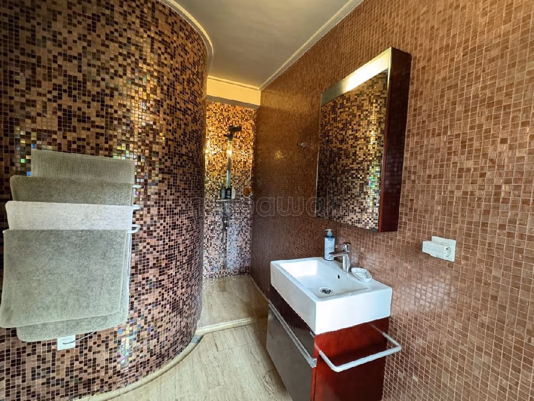 فيلا جميلة للبيع بعين الذياب. 8 قطع كبيرة. أماكن لوقوف السيارات وحديقة جميلة. 