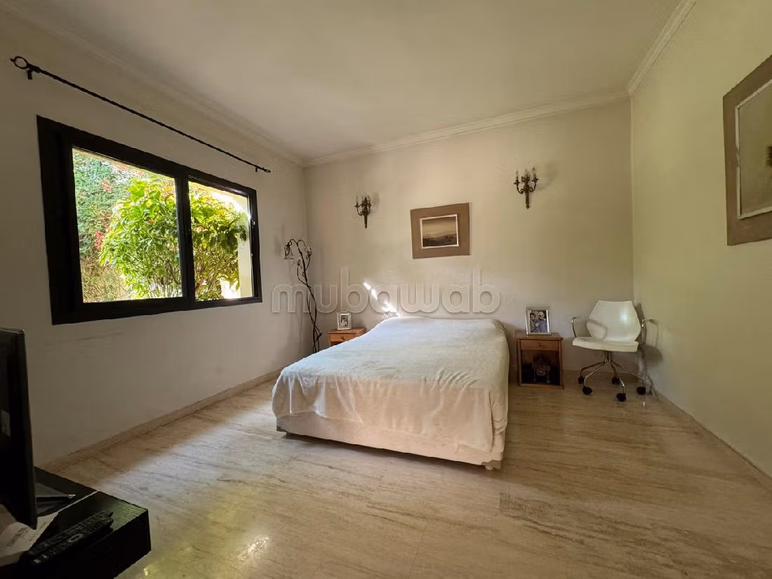 فيلا جميلة للبيع بعين الذياب. 8 قطع كبيرة. أماكن لوقوف السيارات وحديقة جميلة. 