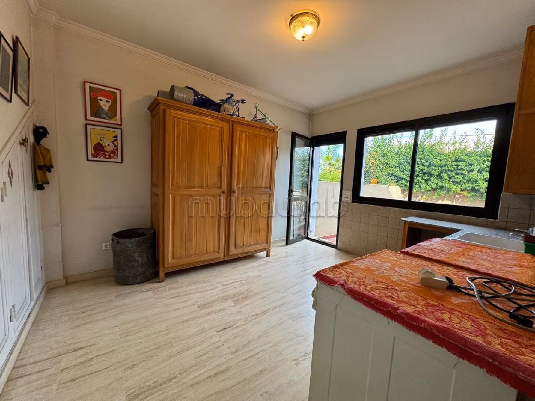 فيلا جميلة للبيع بعين الذياب. 8 قطع كبيرة. أماكن لوقوف السيارات وحديقة جميلة. 