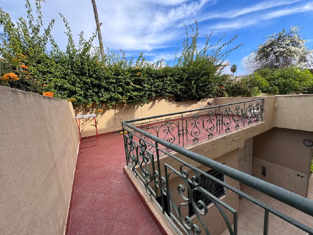 فيلا جميلة للبيع بعين الذياب. 8 قطع كبيرة. أماكن لوقوف السيارات وحديقة جميلة. 