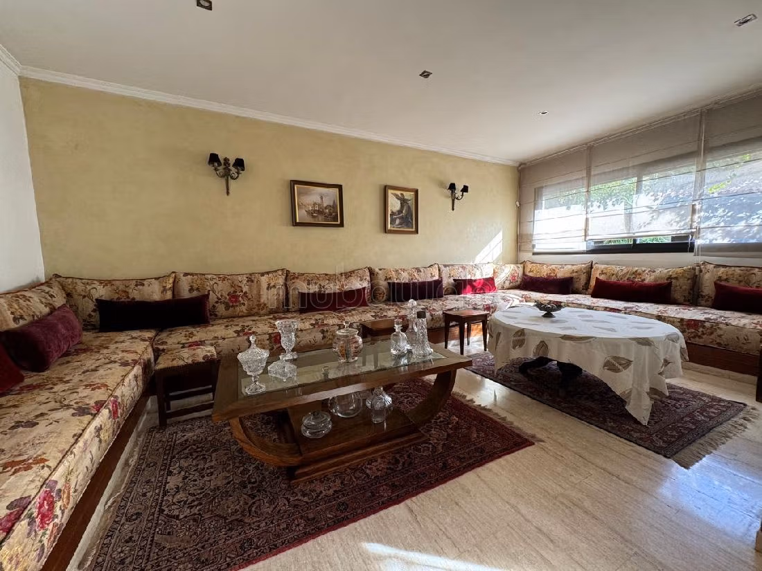 فيلا جميلة للبيع بعين الذياب. 8 قطع كبيرة. أماكن لوقوف السيارات وحديقة جميلة. 