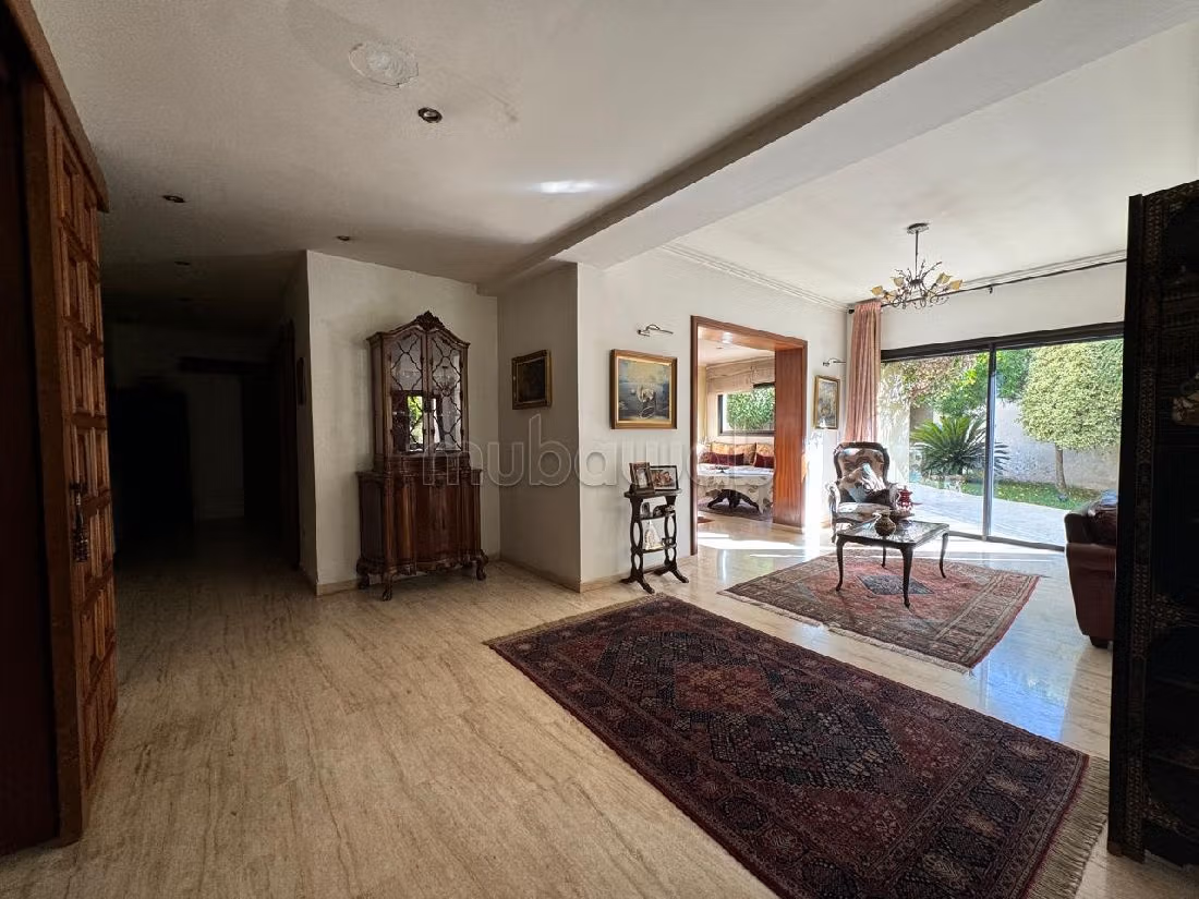 فيلا جميلة للبيع بعين الذياب. 8 قطع كبيرة. أماكن لوقوف السيارات وحديقة جميلة. 