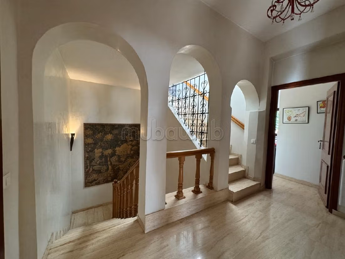 فيلا جميلة للبيع بعين الذياب. 8 قطع كبيرة. أماكن لوقوف السيارات وحديقة جميلة. 