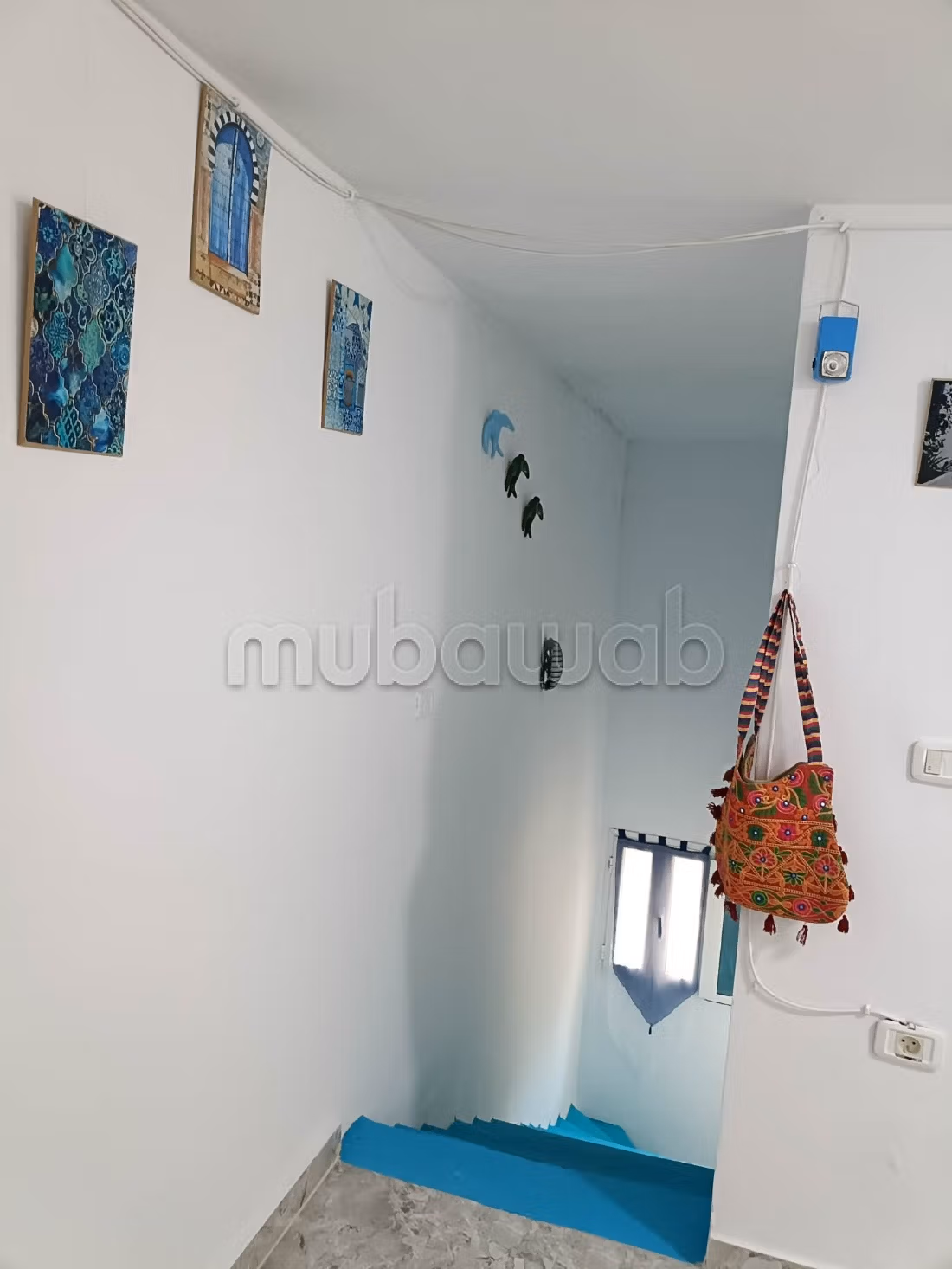 Une maison indépendante triplex meublée