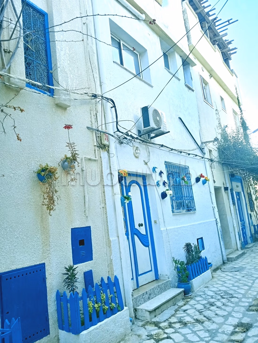 Une maison indépendante triplex meublée