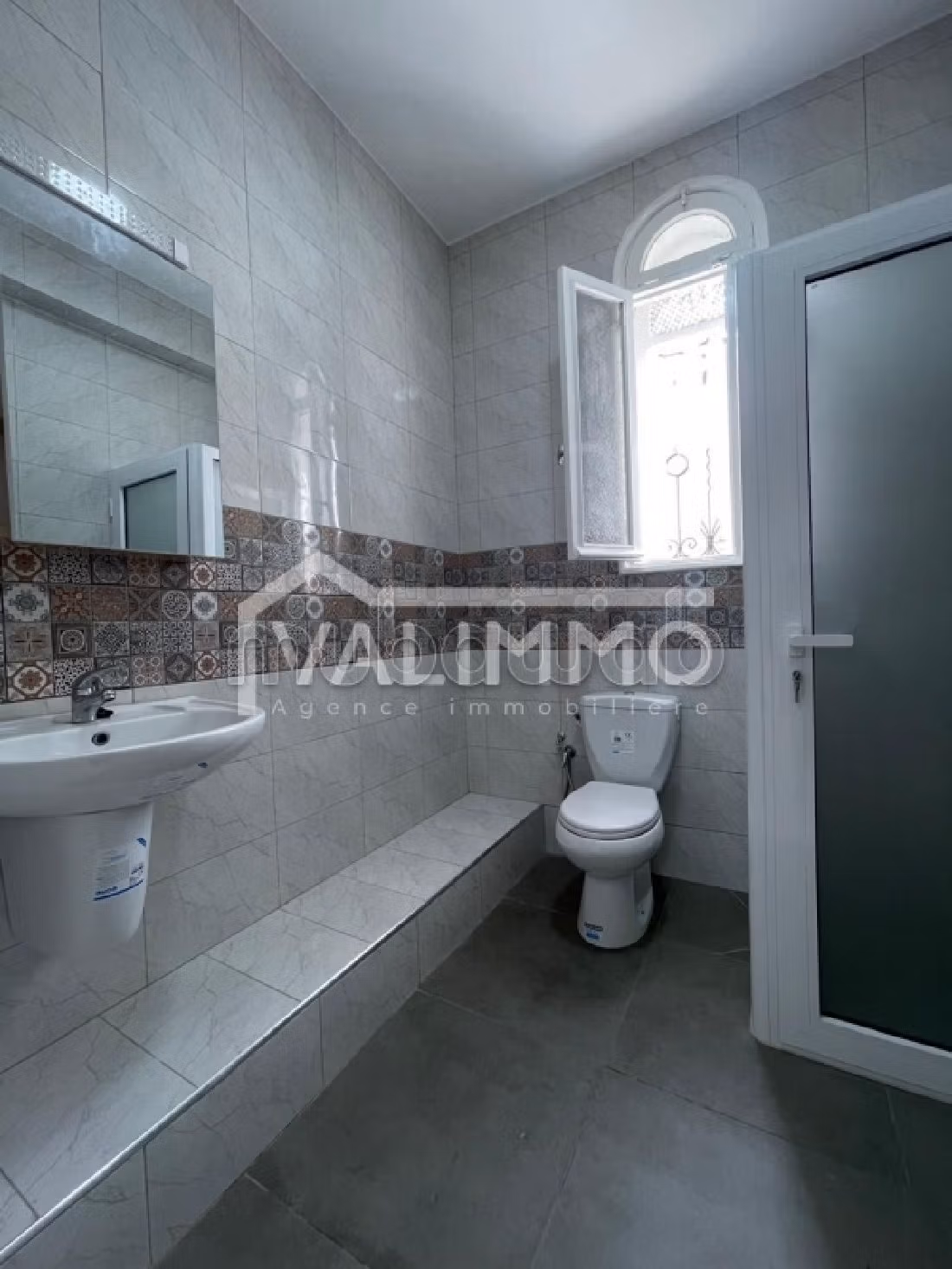 Property for rent in El Menzah 6. Surface area 679 m². Carpark, Balcony. 