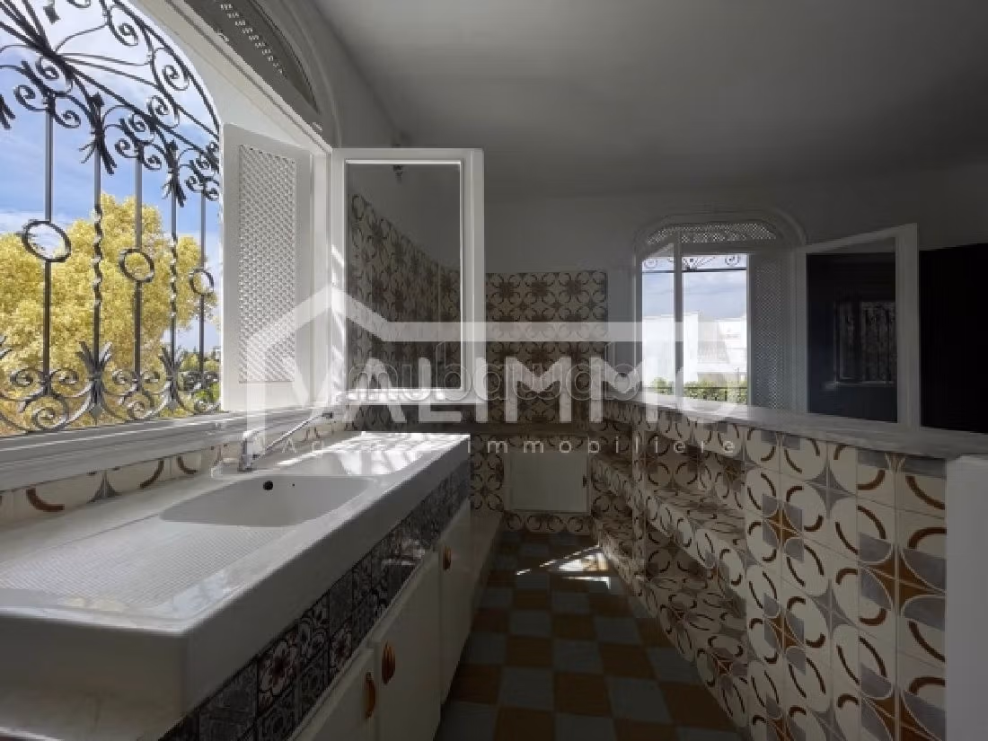 Property for rent in El Menzah 6. Surface area 679 m². Carpark, Balcony. 