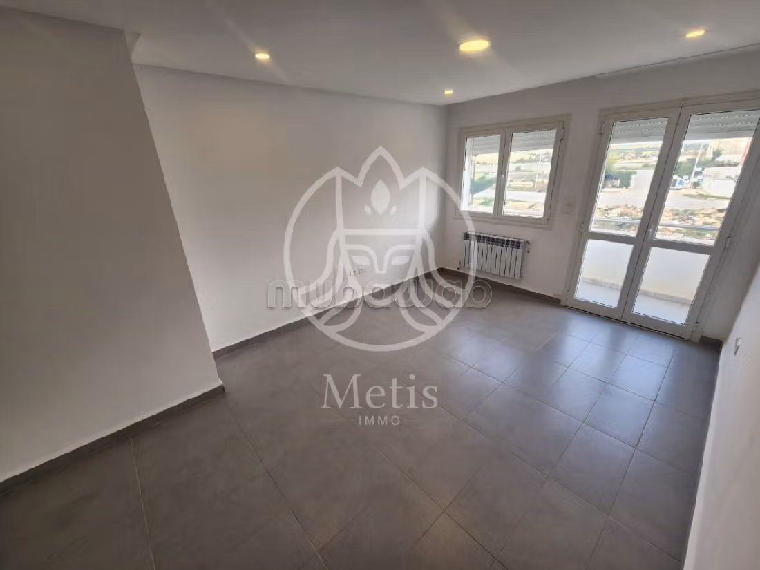 Affitta la tua casa a Cité El Wafa. 4 locali spaziosi. Splendido terrazzo. 