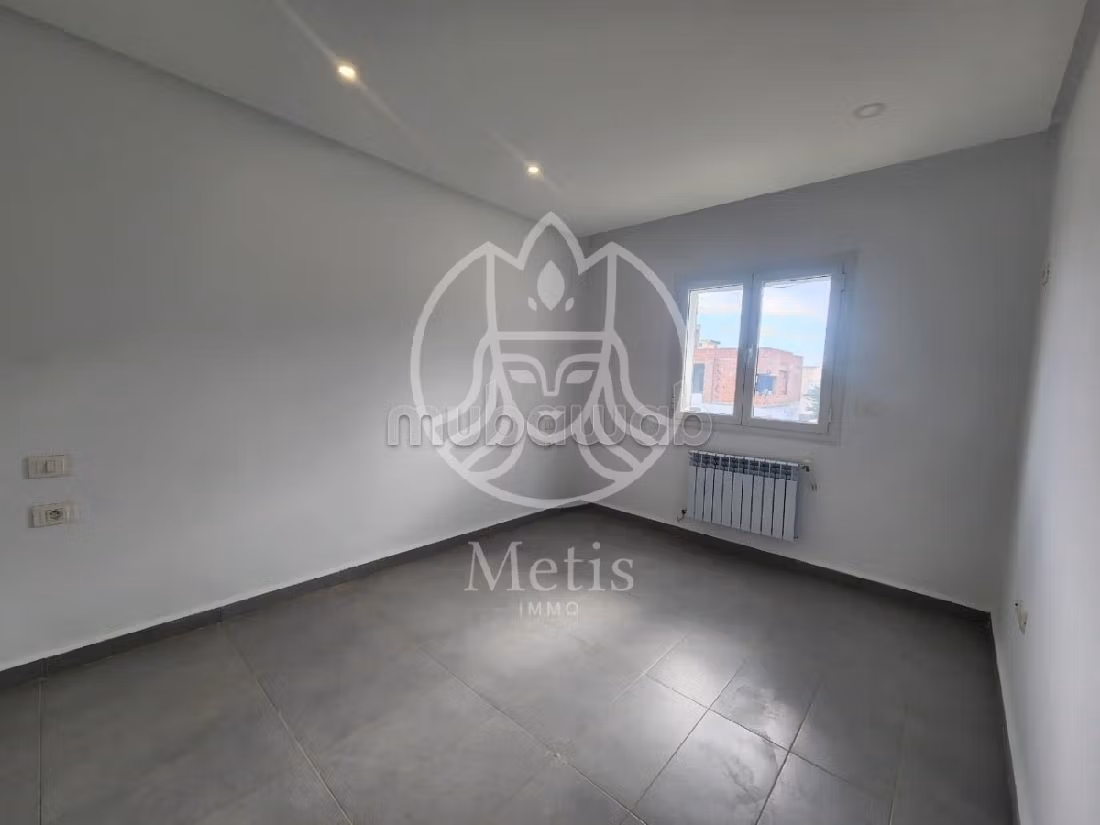 Affitta la tua casa a Cité El Wafa. 4 locali spaziosi. Splendido terrazzo. 