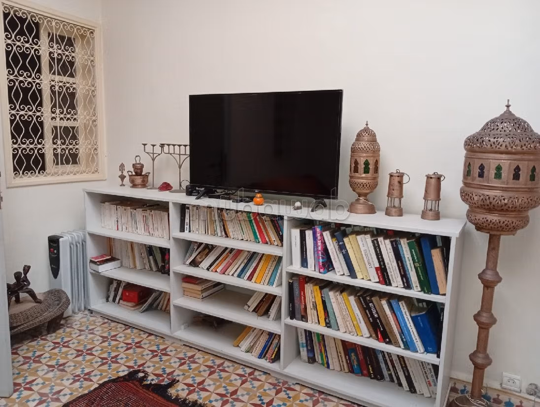 رياض فاخر للبيع ب السارغ. 9 غرف ممتازة. مفروشة