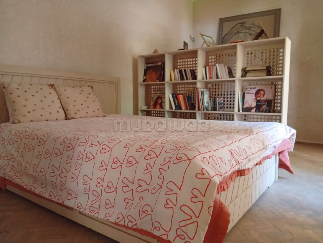 رياض فاخر للبيع ب السارغ. 9 غرف ممتازة. مفروشة