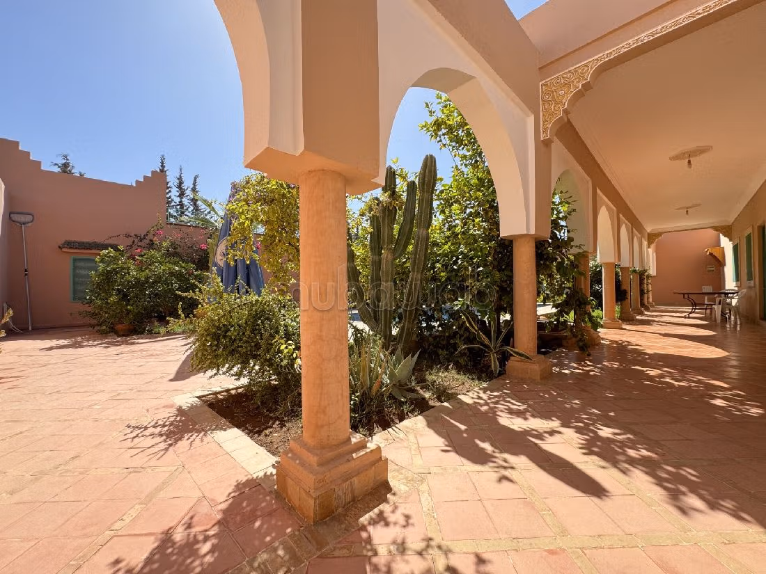 Eccezionale residenza di lusso in vendita a Route Amizmiz. Superficie 400 m². Piscina e aria condizionata. 