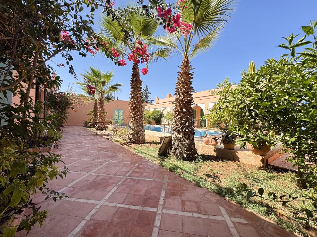 Eccezionale residenza di lusso in vendita a Route Amizmiz. Superficie 400 m². Piscina e aria condizionata. 