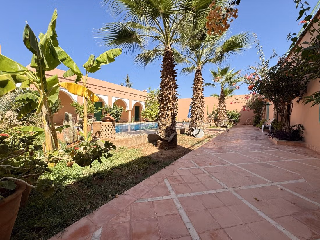 Eccezionale residenza di lusso in vendita a Route Amizmiz. Superficie 400 m². Piscina e aria condizionata. 