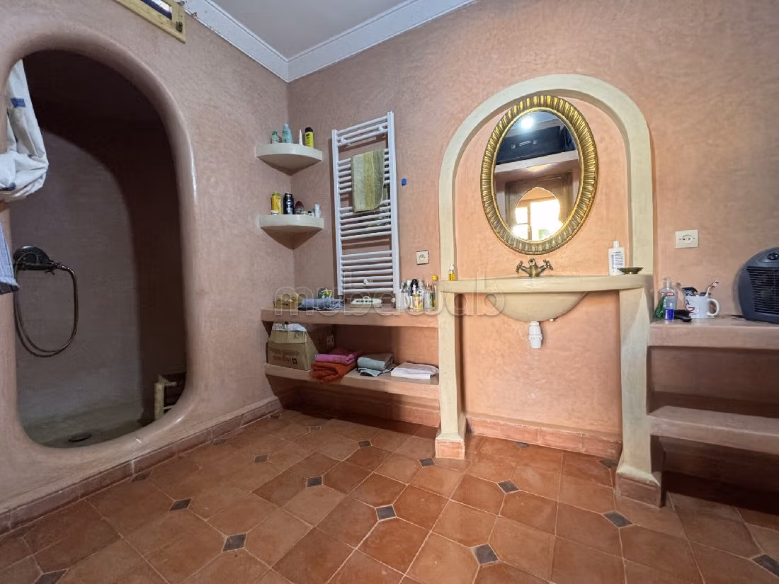 Eccezionale residenza di lusso in vendita a Route Amizmiz. Superficie 400 m². Piscina e aria condizionata. 