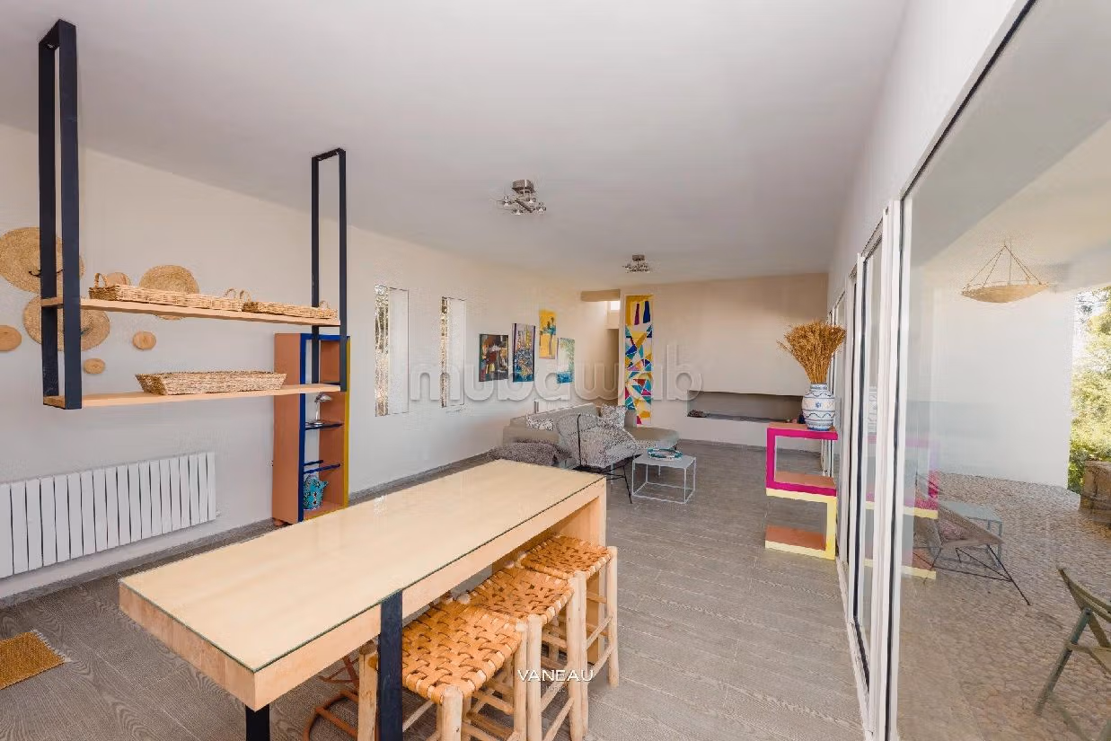 House for sale. 7 comfortable rooms. Garden and terrace. 