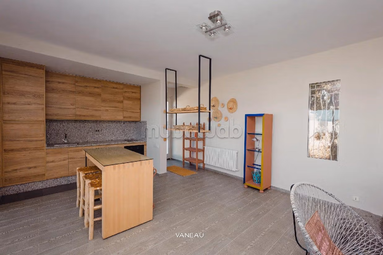 House for sale. 7 comfortable rooms. Garden and terrace. 