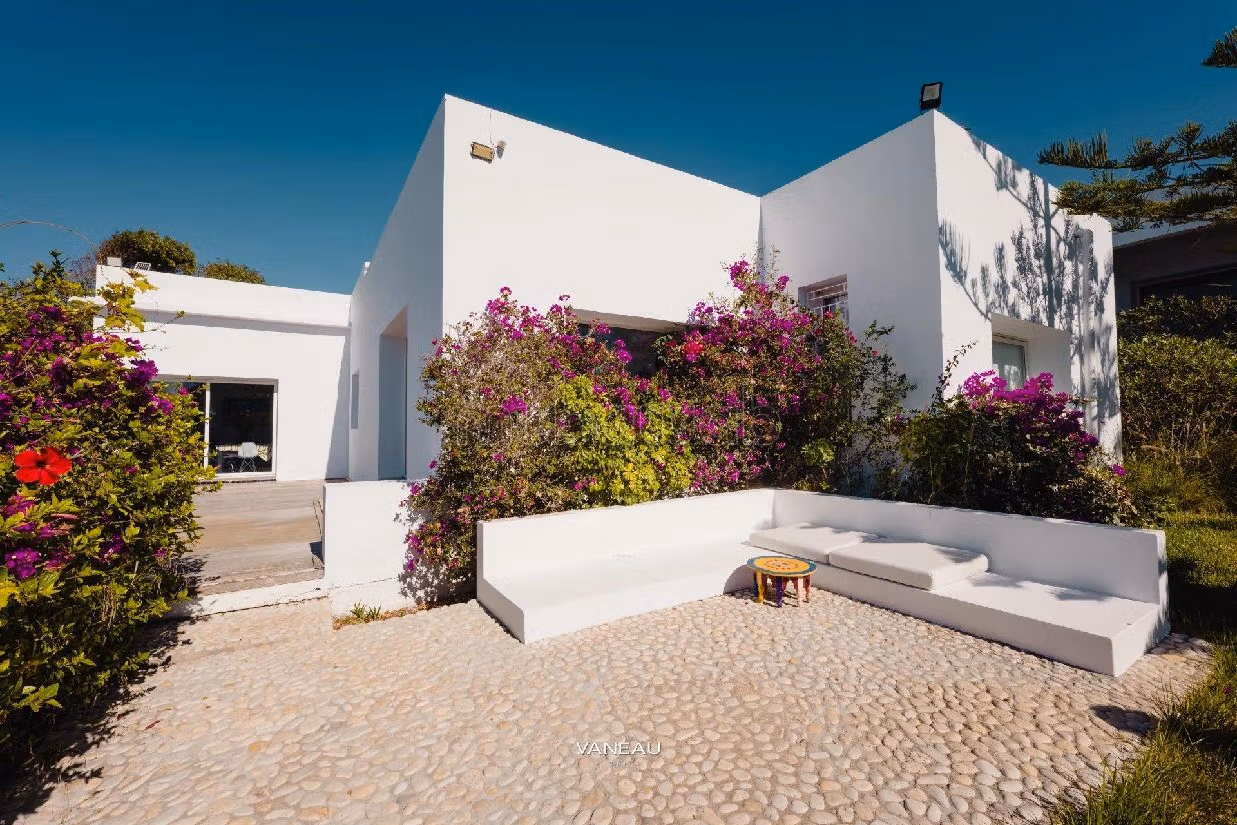 House for sale. 7 comfortable rooms. Garden and terrace. 