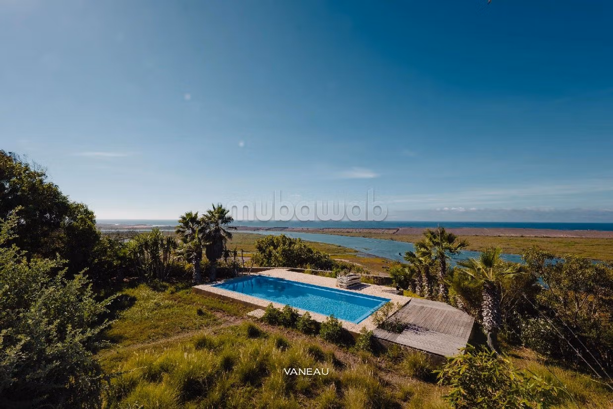 House for sale. 7 comfortable rooms. Garden and terrace. 