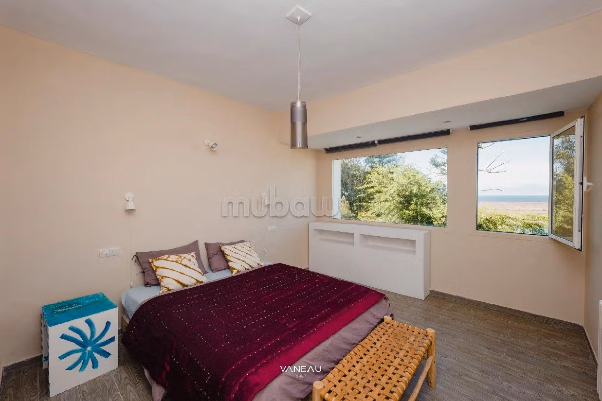 House for sale. 7 comfortable rooms. Garden and terrace. 