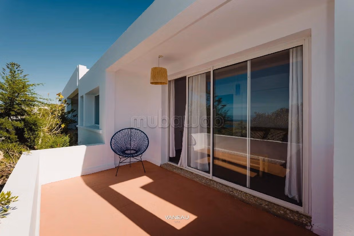 House for sale. 7 comfortable rooms. Garden and terrace. 